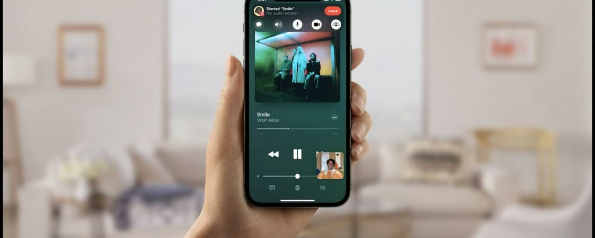 Imagen de marketing de Apple para SharePlay en iPhone que muestra la reproducción de medios compartidos durante una videollamada de FaceTime