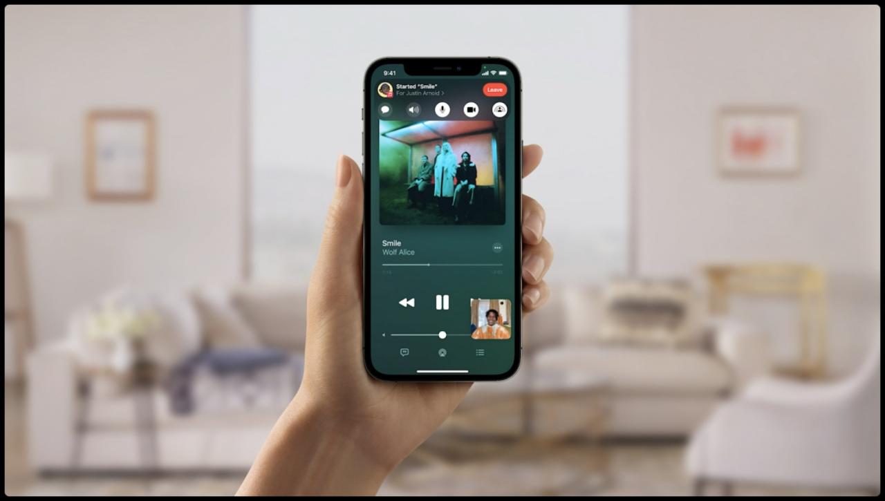 Imagen de marketing de Apple para SharePlay en iPhone que muestra la reproducción de medios compartidos durante una videollamada de FaceTime