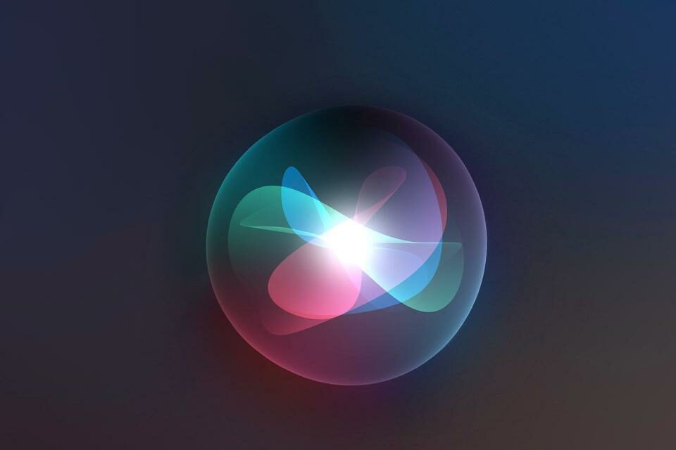 Una imagen destacada que muestra un orbe de Siri contra un fondo degradado oscuro