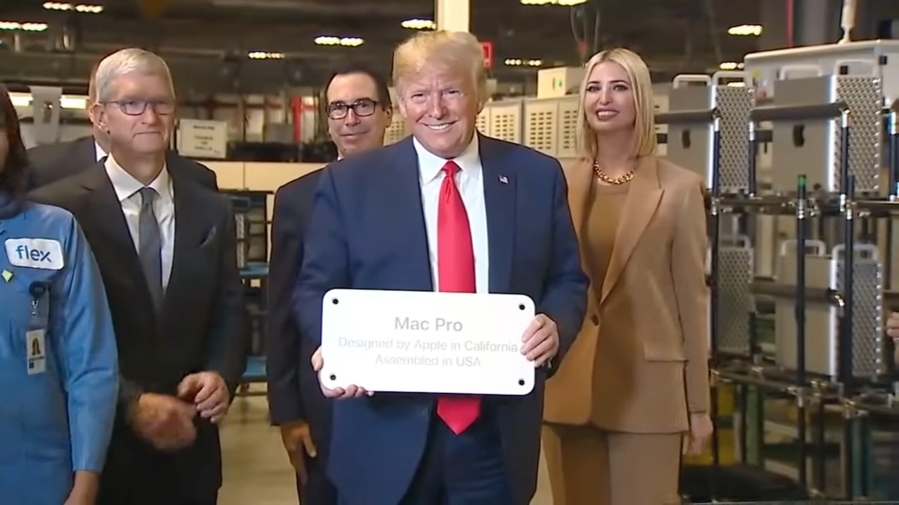 El presidente de los Estados Unidos, Donald Trump, visita la planta de fabricación de Mac Pro en Austin, Texas, con el director ejecutivo de Apple, Tim Cook, el 20 de noviembre de 2019.