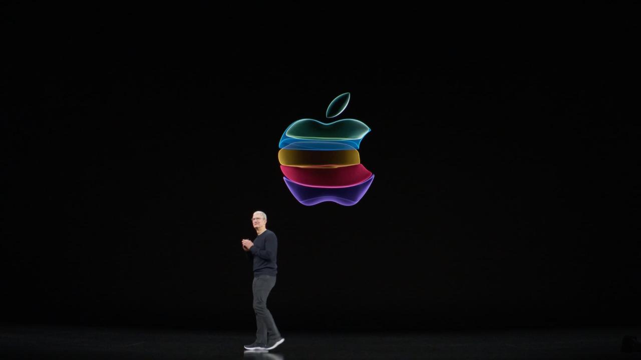 Tim Cook frente al logo de Apple en el evento By Innovation Only
