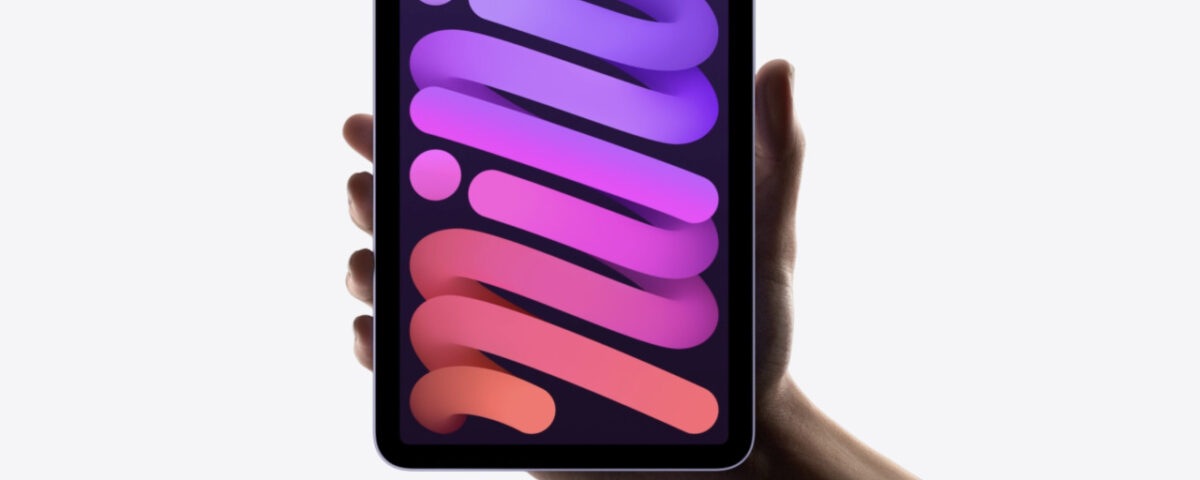 Imagen de marketing de Apple que muestra el iPad mini, modelo del año 2021, en la mano de un hombre