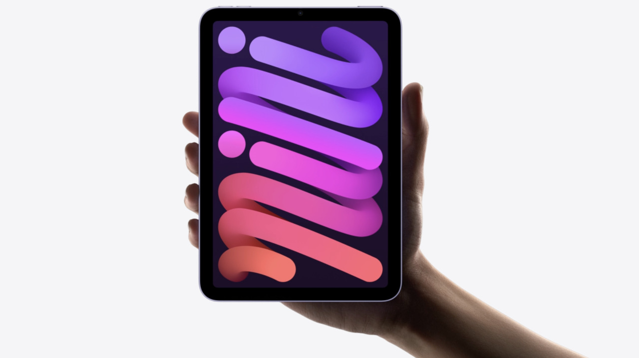 Imagen de marketing de Apple que muestra el iPad mini, modelo del año 2021, en la mano de un hombre