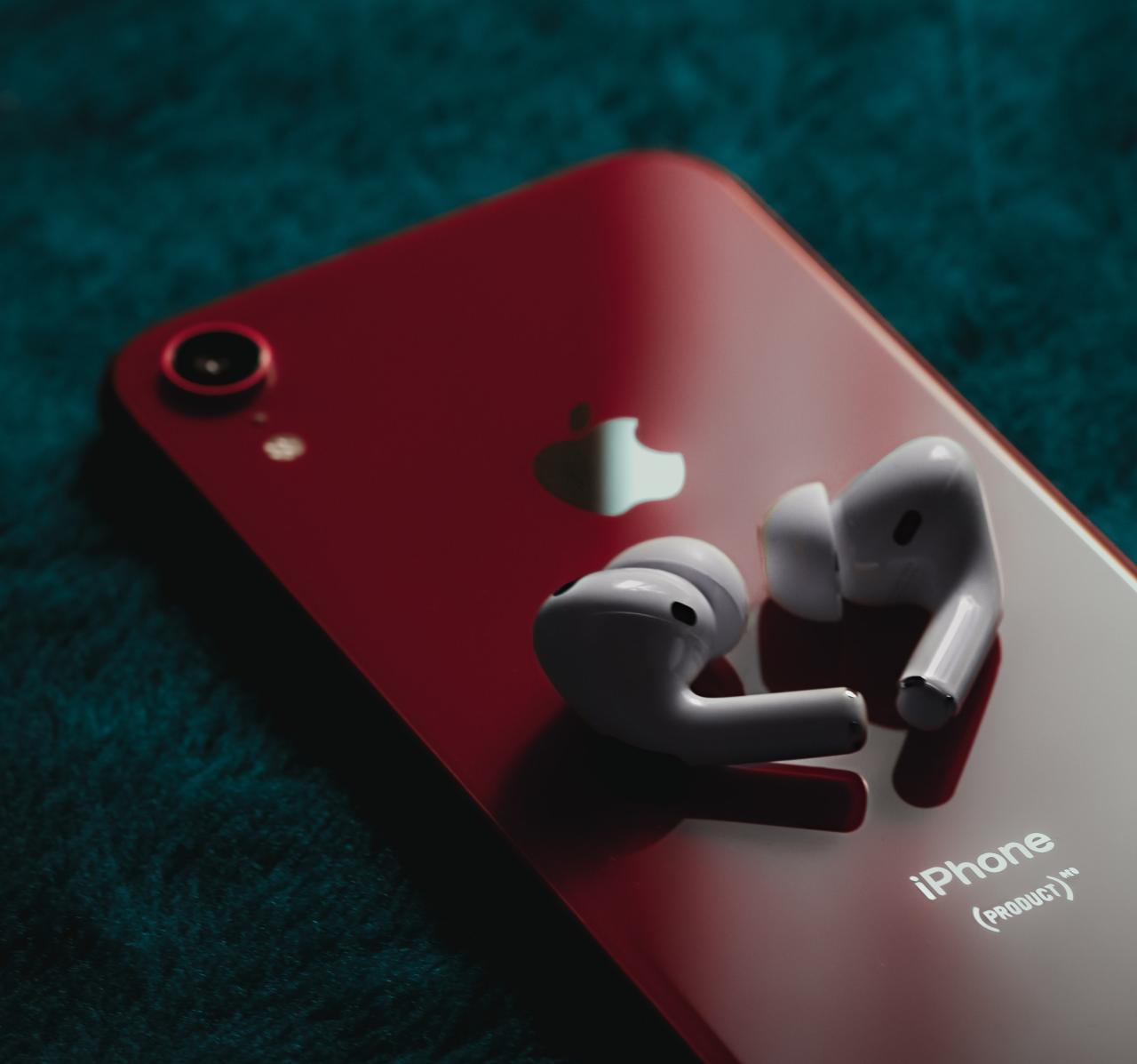 iPhone Producto Parte trasera roja AirPods blanco