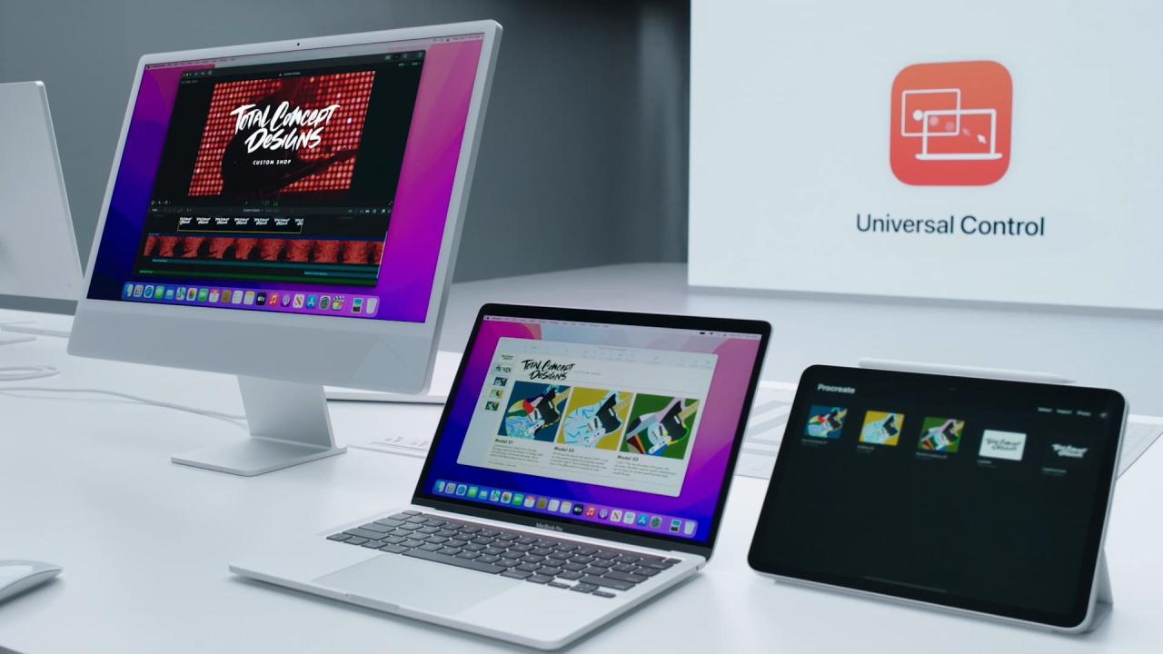Imagen de marketing de Apple que muestra un iMac, un MacBook Pro y un iPad uno al lado del otro en un escritorio de trabajo, controlados de forma inalámbrica con la función Universal Control