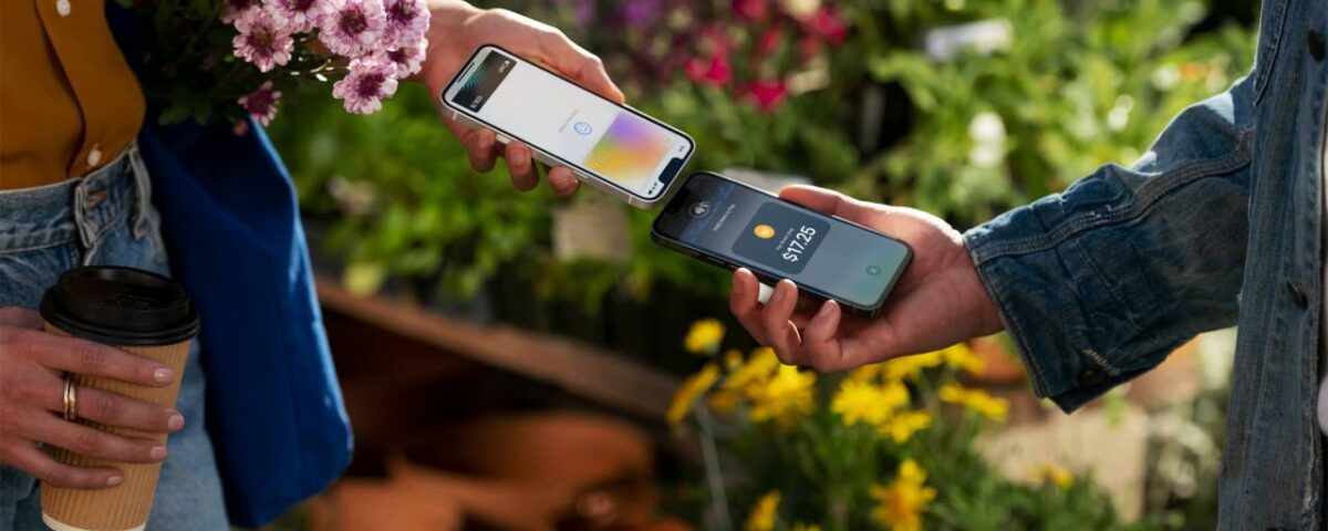 Imagen de marketing de Apple que muestra a dos mujeres jóvenes tocando la parte superior de sus iPhones para usar la función de pagos sin contacto Tap to Pay NFC en Apple Pay