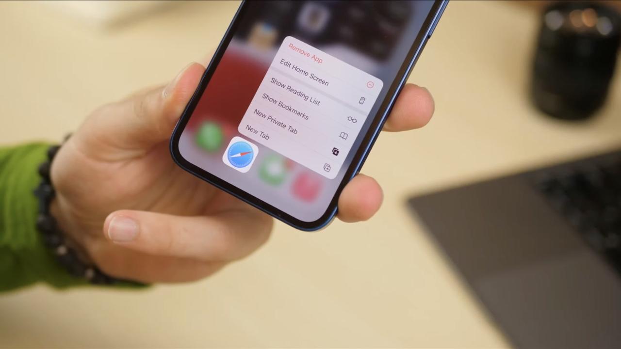Una foto que muestra un iPhone sostenido en la mano con el menú contextual para iOS 17 Safari que se muestra en el iPhone