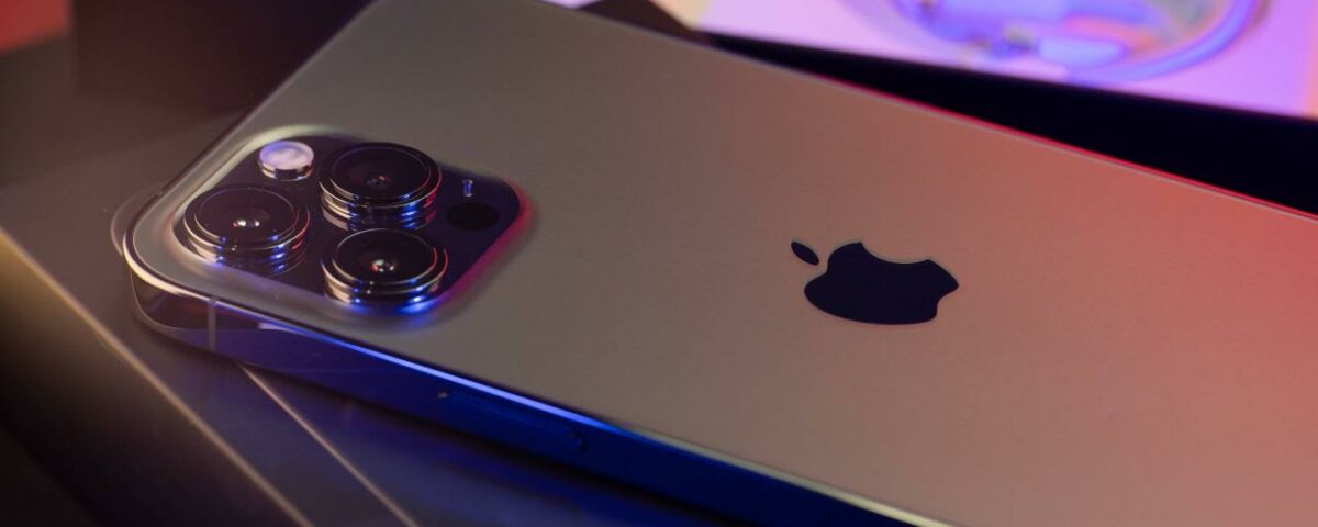 Una fotografía que muestra el Apple iPhone 13 Pro Max colocado boca abajo sobre su empaque, mostrando las cámaras traseras expuestas