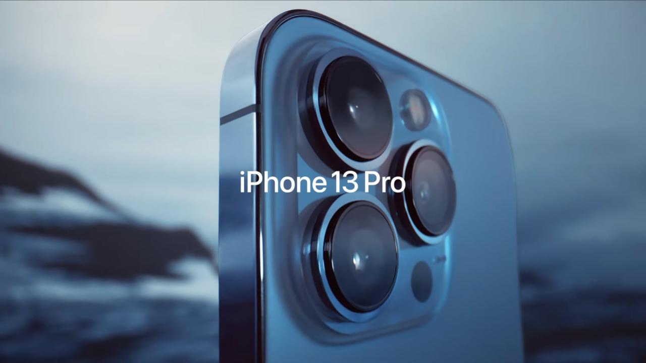 Una imagen fija tomada del video de presentación del iPhone 13 Pro de Apple en YouTube, que muestra un primer plano de las tres cámaras en la parte posterior.