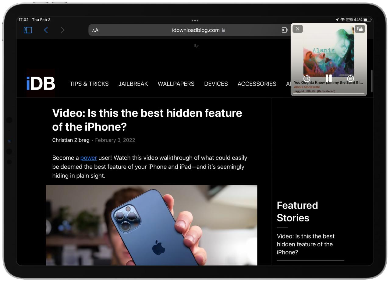 Captura de pantalla del dispositivo iPad que muestra la aplicación FloatingPlayer que proporciona controles de reproducción de Apple Music en una ventana de imagen en imagen que flota sobre el navegador Safari
