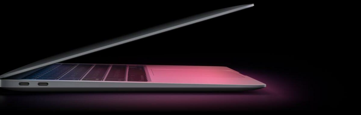 Una imagen que muestra un modelo de MacBook Pro de silicona de Apple con el conjunto de chips M1 sobre un fondo oscuro