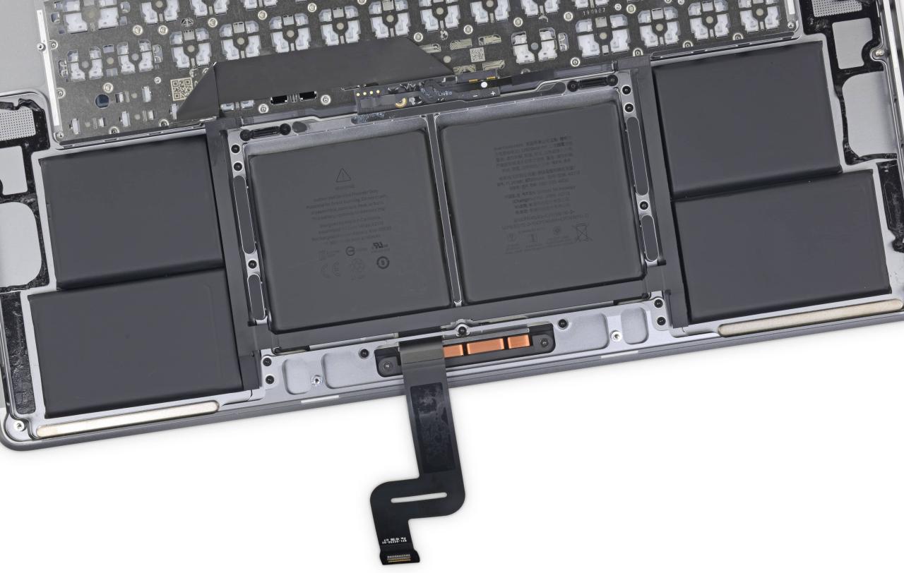 Imagen de desmontaje de iFixit que muestra la batería en el MacBook Pro de 16 iunc h de Apple modelo año 2021