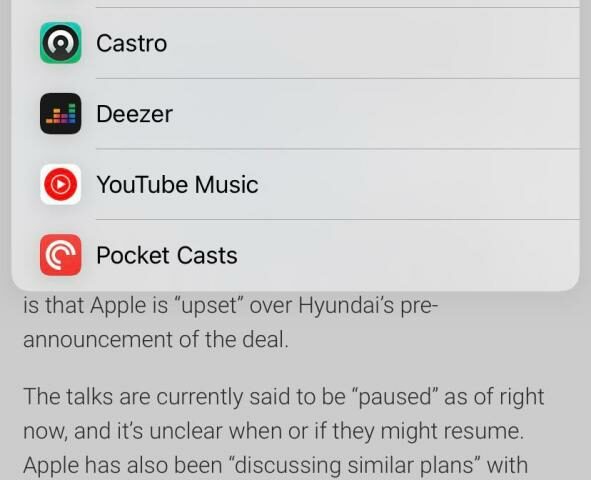 Una captura de pantalla de la interfaz de Siri en iOS 17.5 que le pide al usuario que elija la aplicación predeterminada para la transmisión de música