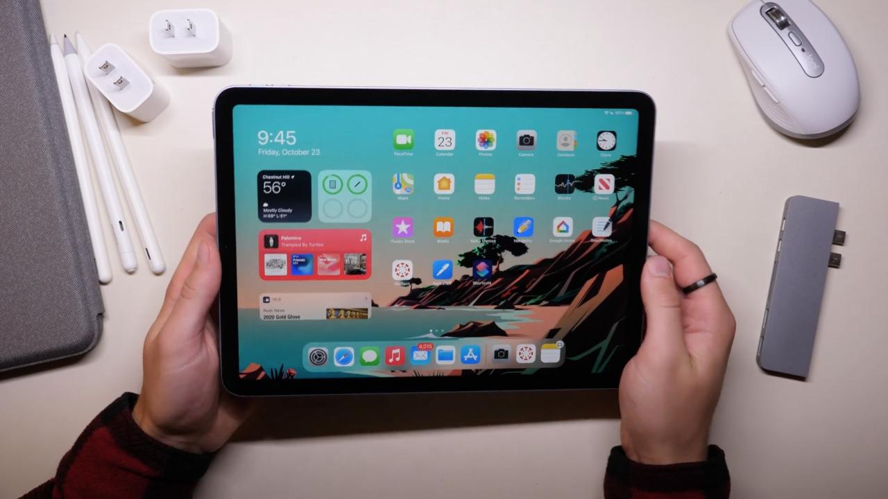 Una foto que muestra a una persona con un iPad Pro de 12,9 pulgadas en sus manos