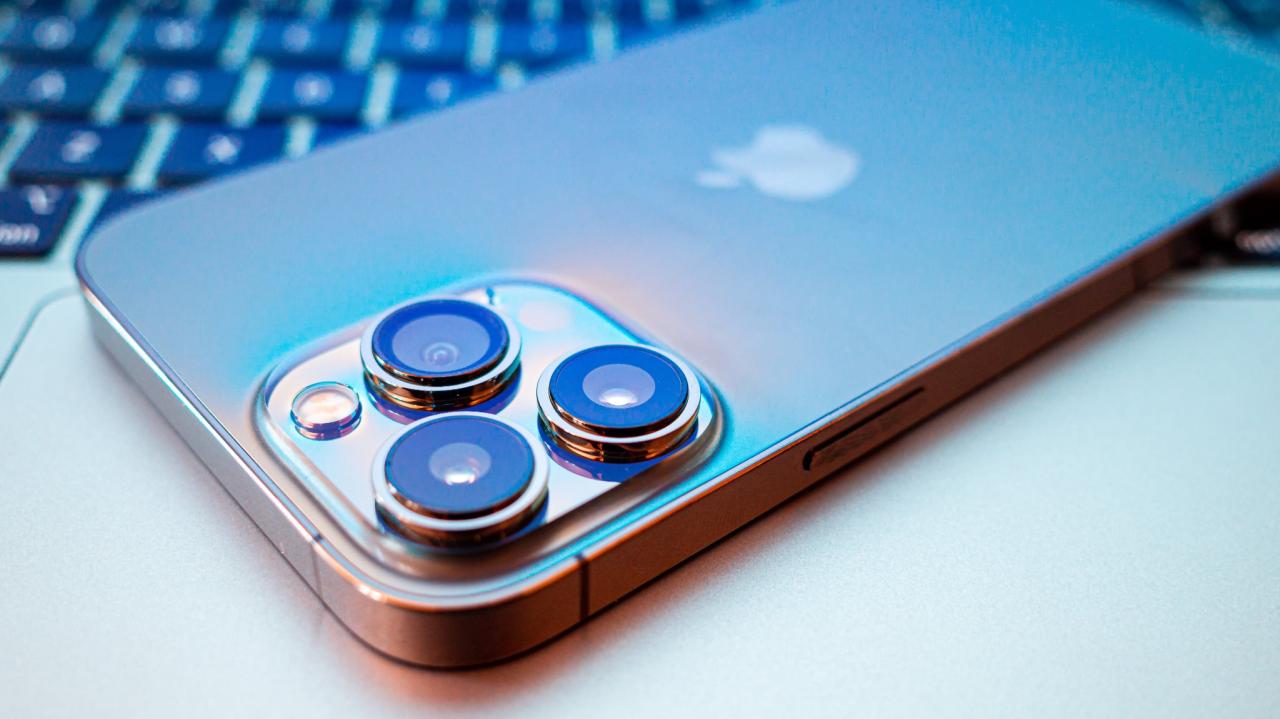 Una fotografía del iPhone 13 Pro Max de Apple en color Sierra Blue que muestra un primer plano de las cámaras traseras
