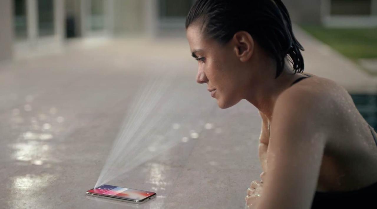 Una foto del anuncio del iPhone X de Apple que muestra a una mujer junto a la piscina usando Face ID para desbloquear su teléfono