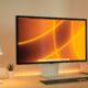 Studio Display y Mac Studio de Apple se muestran sentados en un escritorio en esta fotografía de estilo de vida