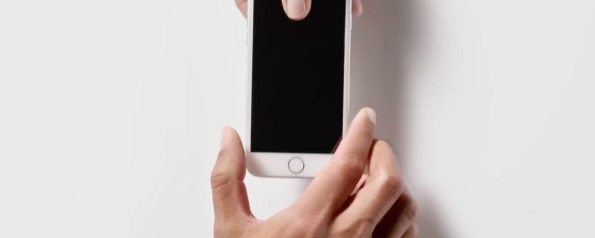 escena del anuncio de Ap-in que muestra una mano masculina entregando un iPhone 5s a la mano de otro hombre