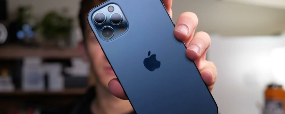 Una imagen fija tomada del video de Teveotecno sobre las mejores funciones ocultas del iPhone, con el presentador Harris Craycraft mostrando un iPhone 13 Pro Max azul en su mano a la cámara.