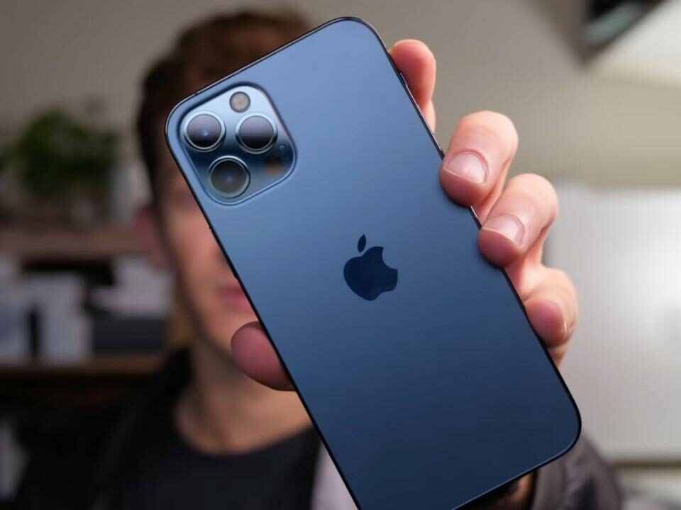 Una imagen fija tomada del video de Teveotecno sobre 10 funciones ocultas del iPhone 13, con el presentador Harris Craycraft mostrando un iPhone 13 Pro Max azul en su mano a la cámara.