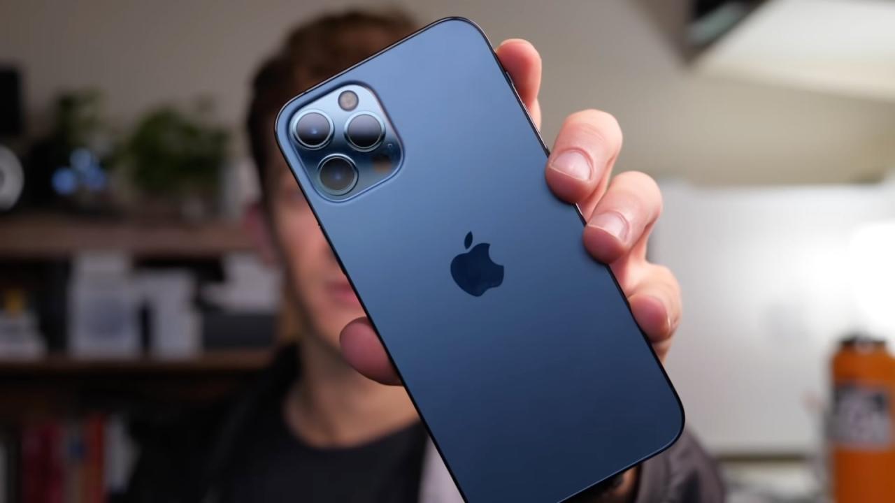 Una imagen fija tomada del video de Teveotecno sobre 10 funciones ocultas del iPhone 13, con el presentador Harris Craycraft mostrando un iPhone 13 Pro Max azul en su mano a la cámara.