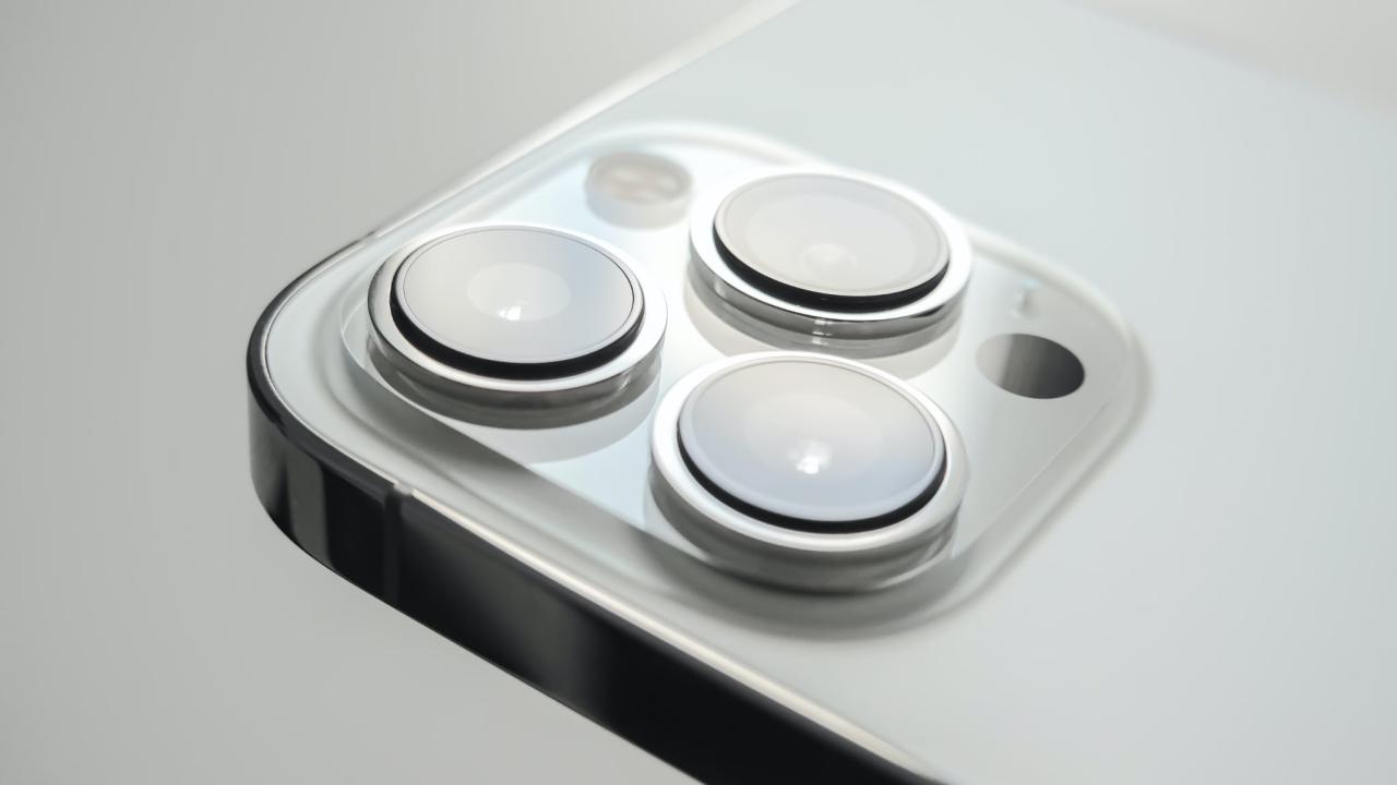 Foto que muestra un primer plano de las cámaras traseras del Apple iPhone 13 Pro Max
