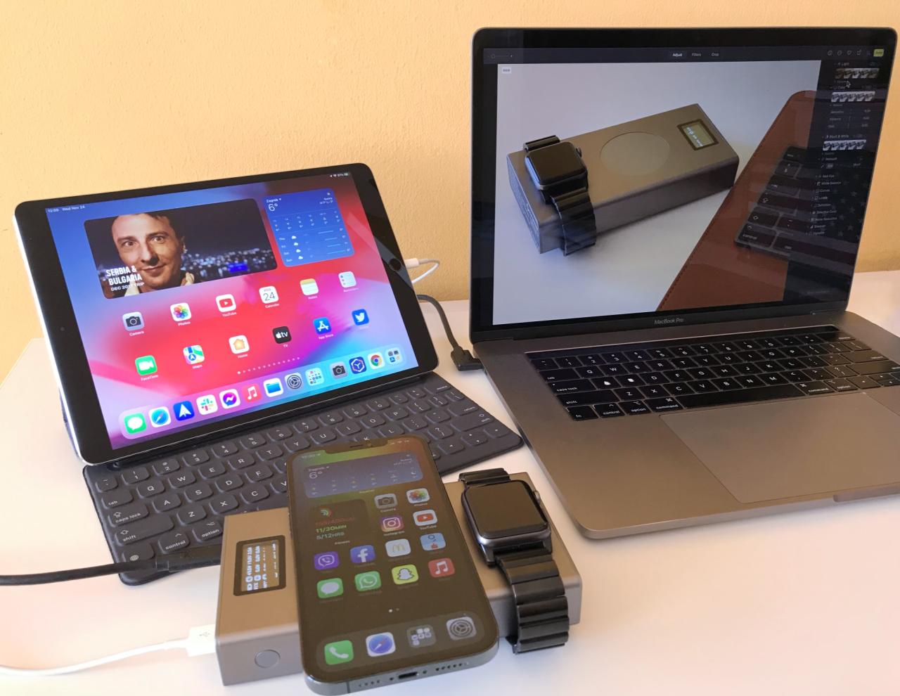 Una fotografía que muestra un escritorio de trabajo con el banco de energía portátil Flash Pro Plus de Chargeasap que carga de forma inalámbrica Apple Watch y iPhone 12 Pro Max mientras está conectado a iPad Pro y MacBook Pro