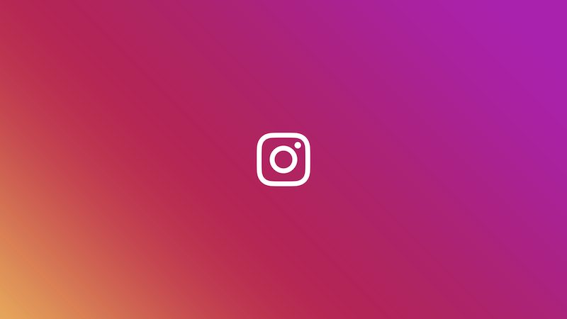 Un logo blanco de Instagram sobre un fondo colorido