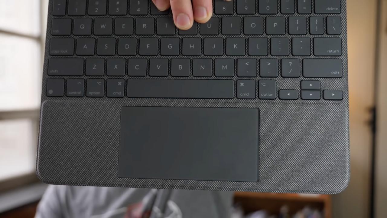 Una imagen del teclado Logitech'c Combo Touch con trackpad para el iPad Pro 2021