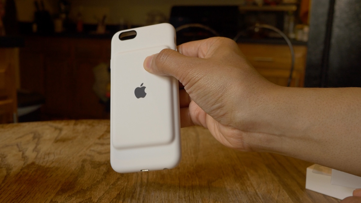 Una foto que muestra una mano que sostiene la Smart Battery Case de Apple para iPhone