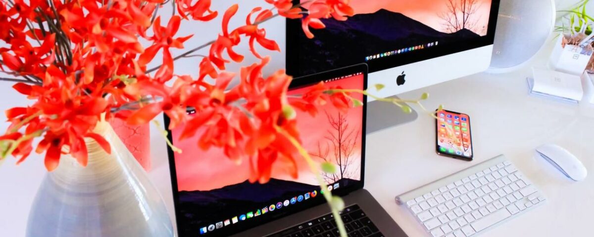 Un MacBook y un iMac guardados en una mesa