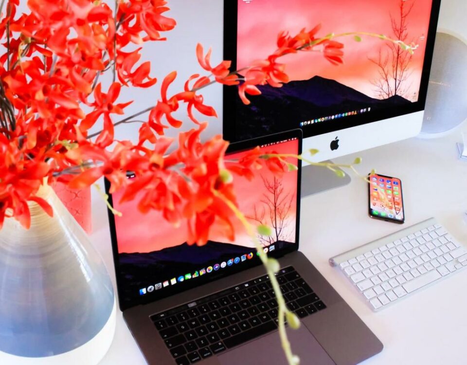 Un MacBook y un iMac guardados en una mesa