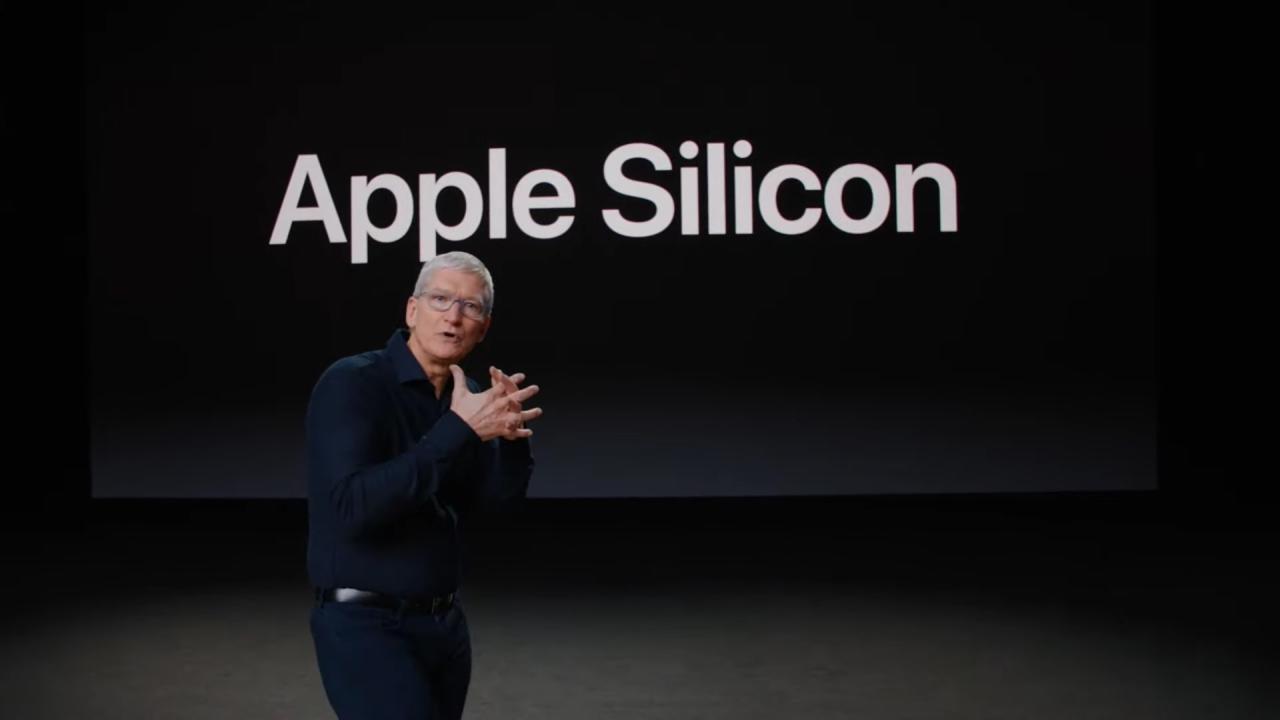 Tim Cook durante el discurso de apertura de la WWDC20 caminando frente a una diapositiva que decía "Apple silicon"