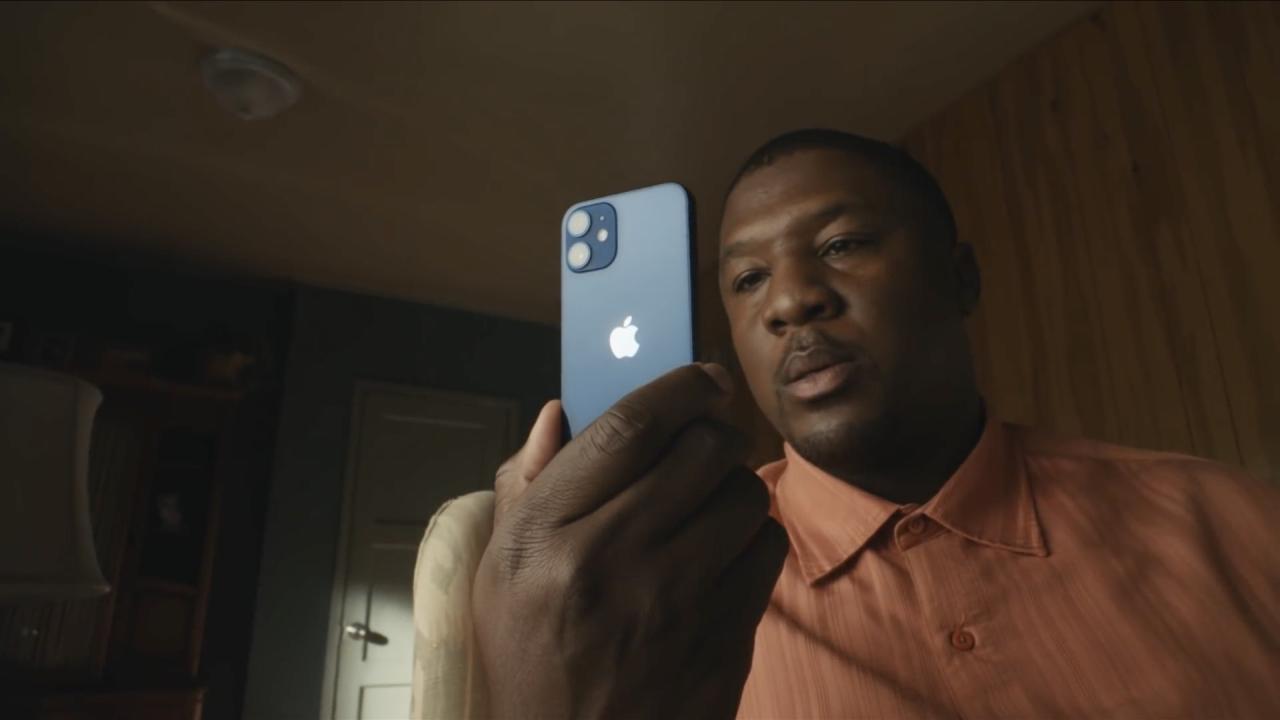 Un fotograma de un anuncio de Apple que muestra a un hombre con un iPhone 12 mini en la mano