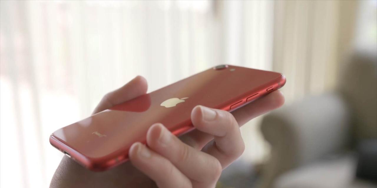 Una foto que muestra una mano sosteniendo un iPhone SE 2 rojo