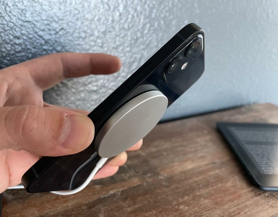 magsafe adjunto a la parte posterior del iPhone