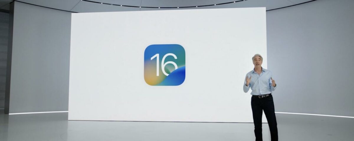 Una escena del discurso de apertura de la WWDC 2022 del 6 de junio, con el jefe de software de Apple, Craig Federighi, de pie frente a una diapositiva que muestra el ícono de iOS 17
