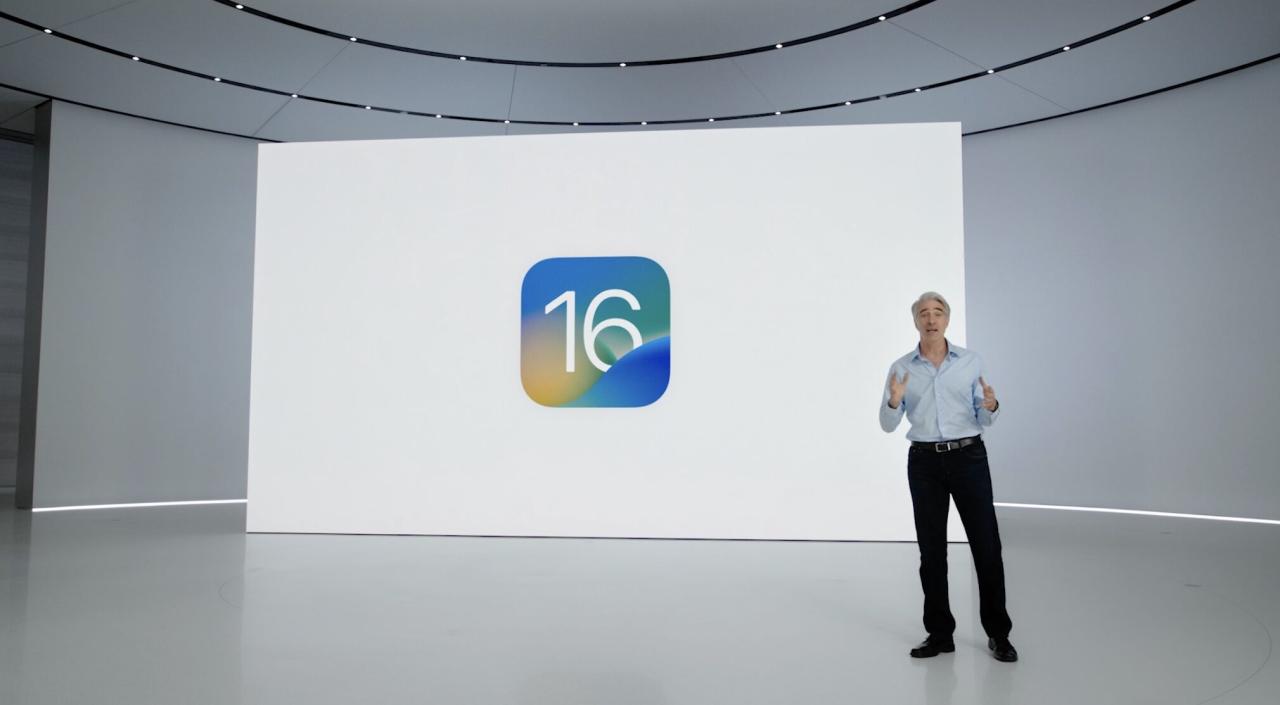 Una escena del discurso de apertura de la WWDC 2022 del 6 de junio, con el jefe de software de Apple, Craig Federighi, de pie frente a una diapositiva que muestra el ícono de iOS 17